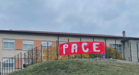 Lombardia – I bimbi della scuola espongono lo striscione “Pace”. Il sindaco la fa rimuovere: è polemica