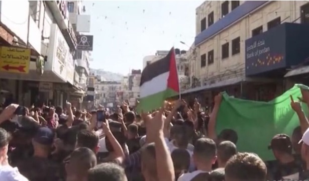 TRUMP ANNUNCIA L’ACCORDO SU GAZA – Ostaggi liberi e Israele lascia la Striscia. I Palestinesi festeggiano in strada