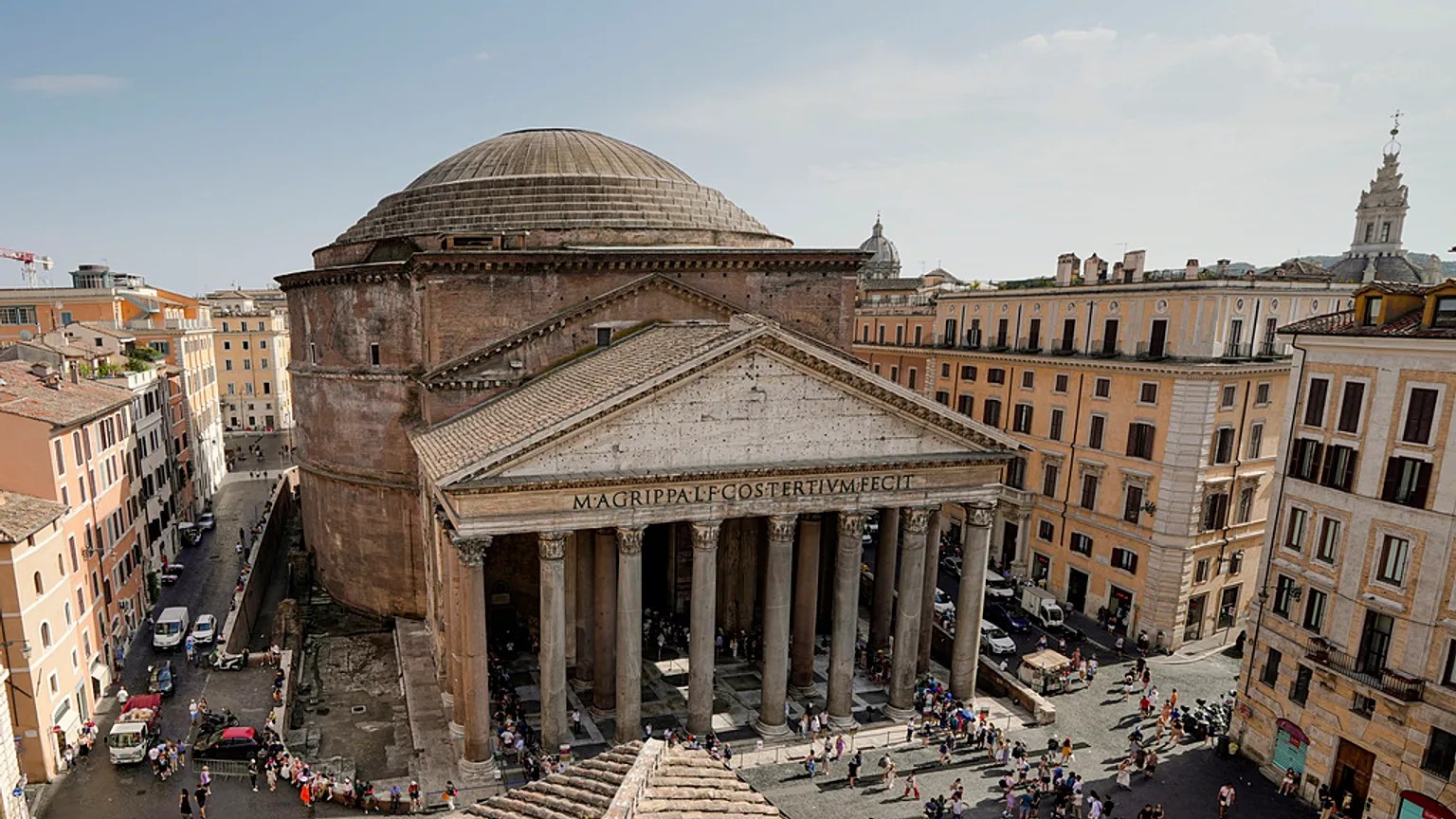 Tragedia al Pantheon, esclusa l’ipotesi del selfie per il turista giapponese