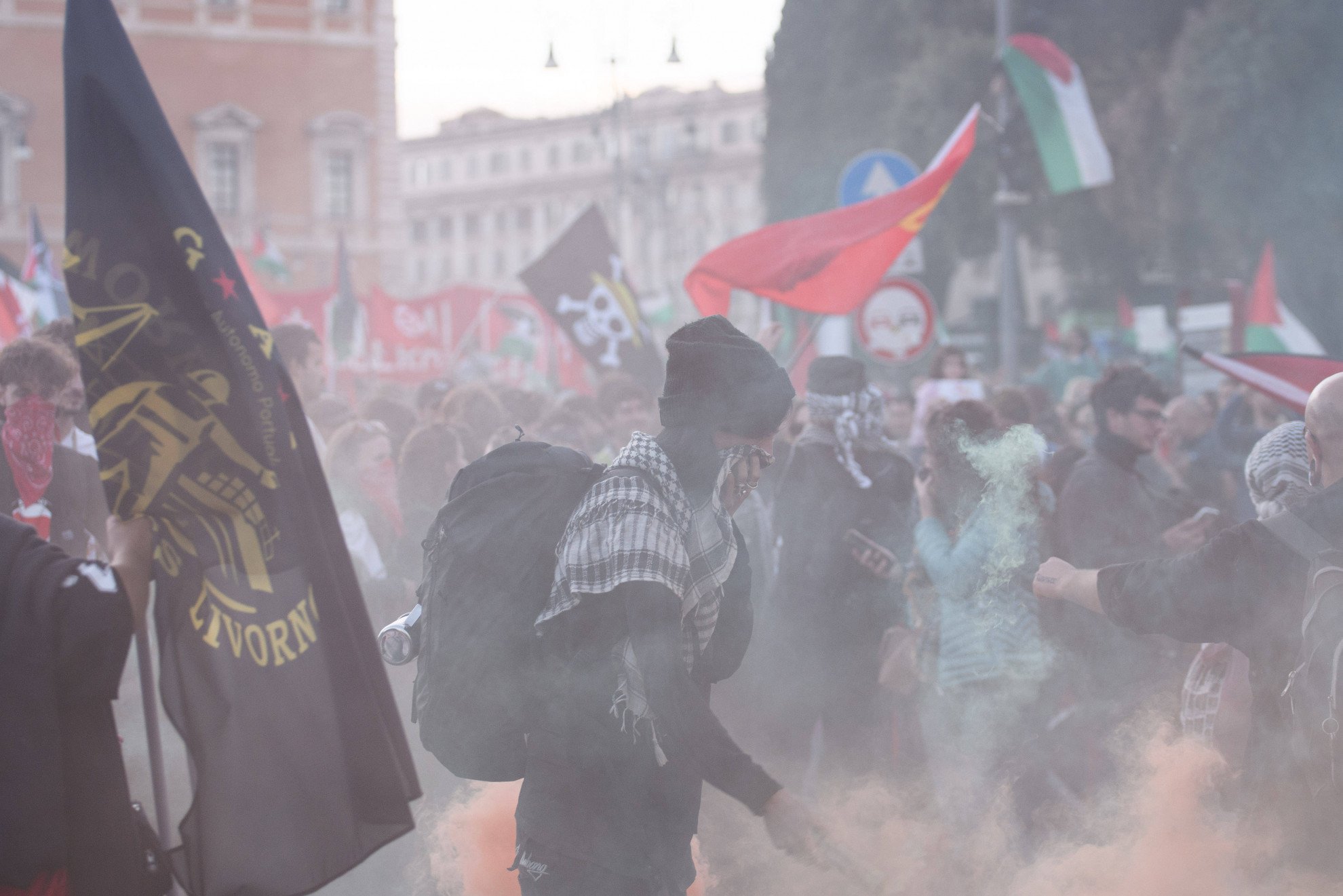 Roma, infiltrati nei cortei pro-Pal: i violenti isolati dai manifestanti