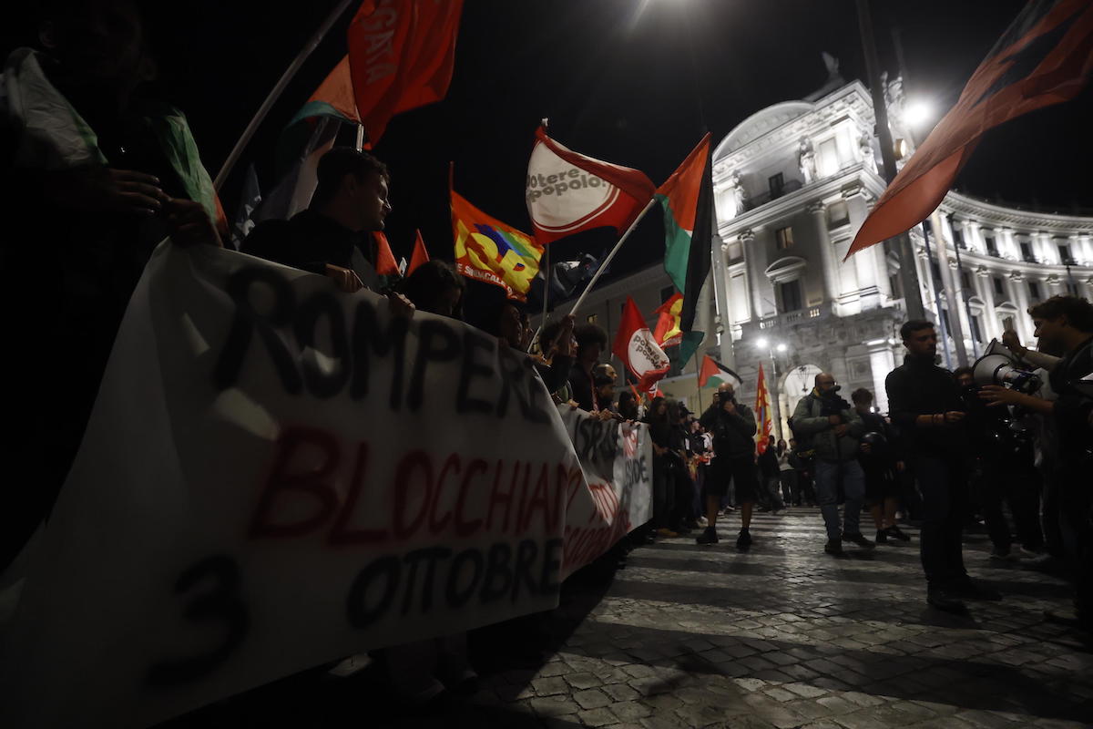 Flotilla, abbordaggio israeliano: fermati anche 30 italiani. Proteste nelle città