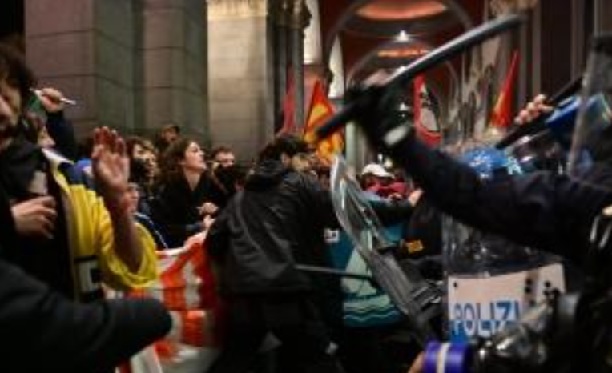 Torino – Flotilla bloccata: caos a Porta Nuova. Scontri tra attivisti e forze dell’ordine, volano manganellate