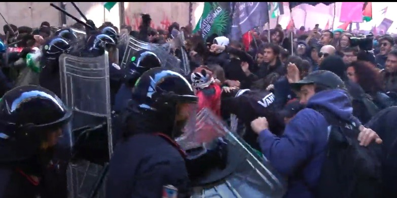 Torino – Caos e scontri davanti al Museo Egizio. Corteo Pro Pal contro Tajani: volano manganelli e bottigliate. 2 feriti