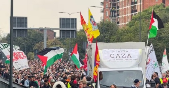 Milano – Caos in Tangenziale occupata dal corteo: sassi e petardi contro la Polizia. Volano lacrimogeni