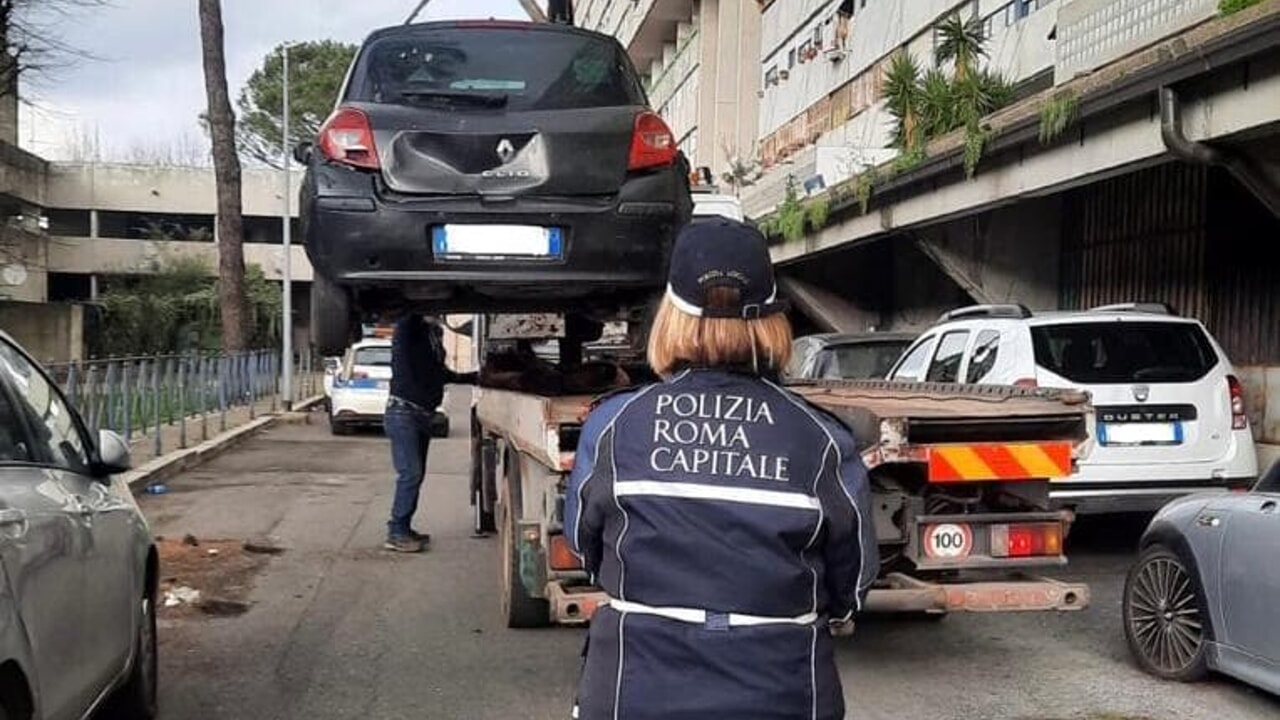Roma, boom di rimozioni per la sosta selvaggia: 32mila nel 2025