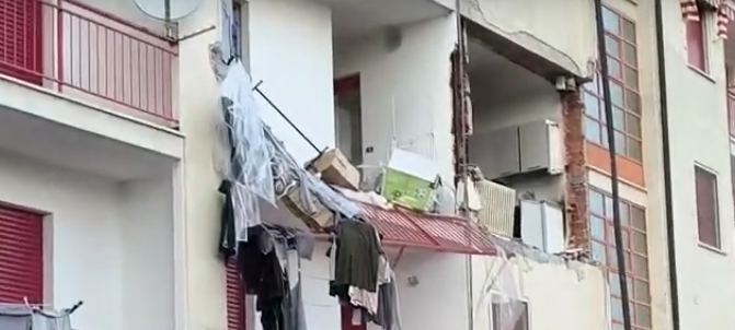 Tremenda esplosione in appartamento nel Torinese: appartamento sventrato,  feriti marito e moglie. Cosa è successo