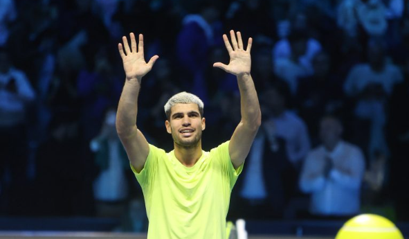 Alcaraz si assicura il primo posto nella classifica mondiale di fine anno alle ATP Finals – Il campione spagnolo esulta a Torino