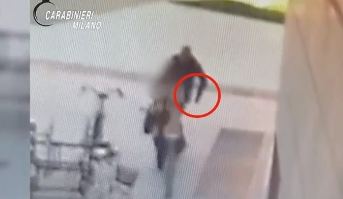 Milano – Accoltellamento in Gae Aulenti: i Carabinieri diffondono il video. E’ caccia all’aggressore