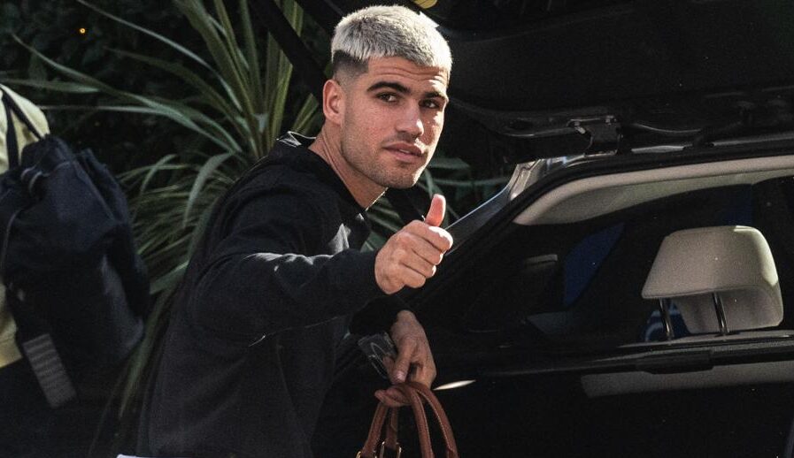 A Torino è arrivato anche Alcaraz per la sfida mondiale a Sinner – Fan fuori dall’albergo