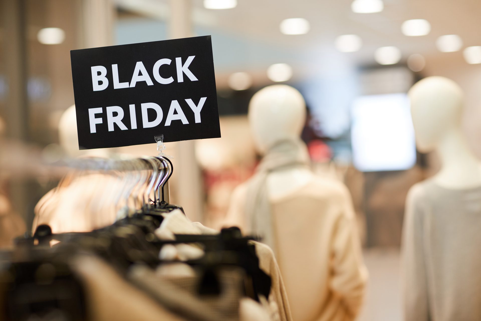 Arriva il Black Friday, si svuotano gli armadi per fare posto agli acquisti