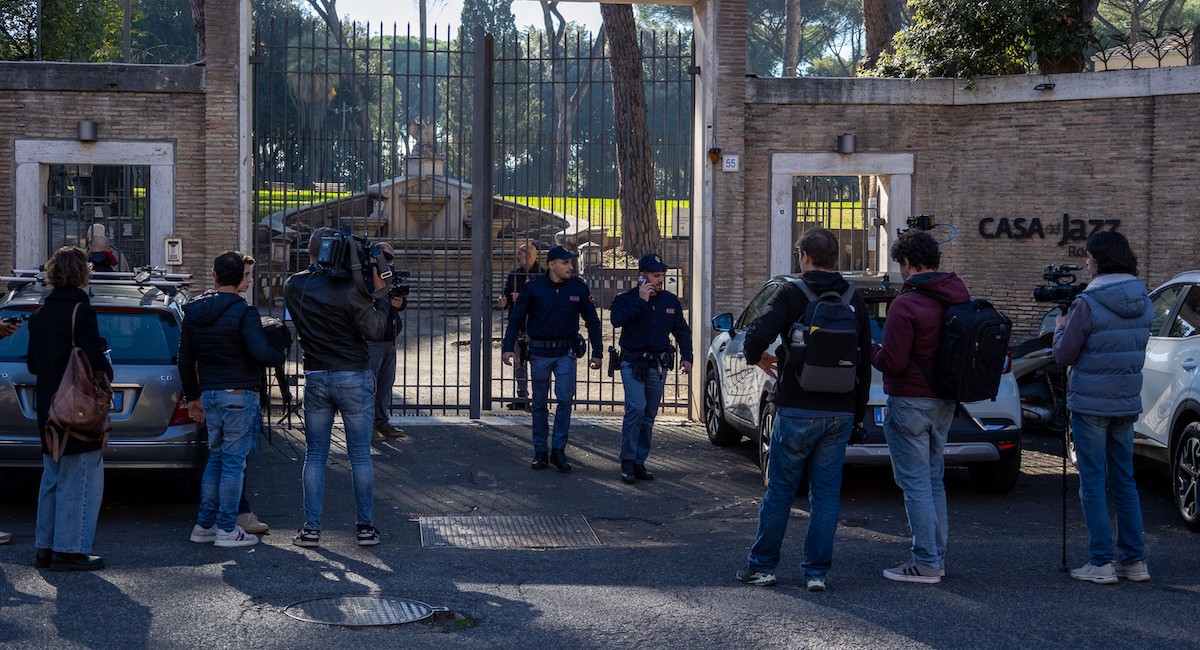 Roma, si scava sotto la villa del cassiere della Banda della Magliana