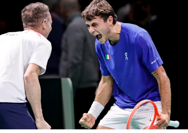 Italia in finale di Coppa Davis – Cobolli memorabile, salva 7 palle match e vince dopo una battaglia