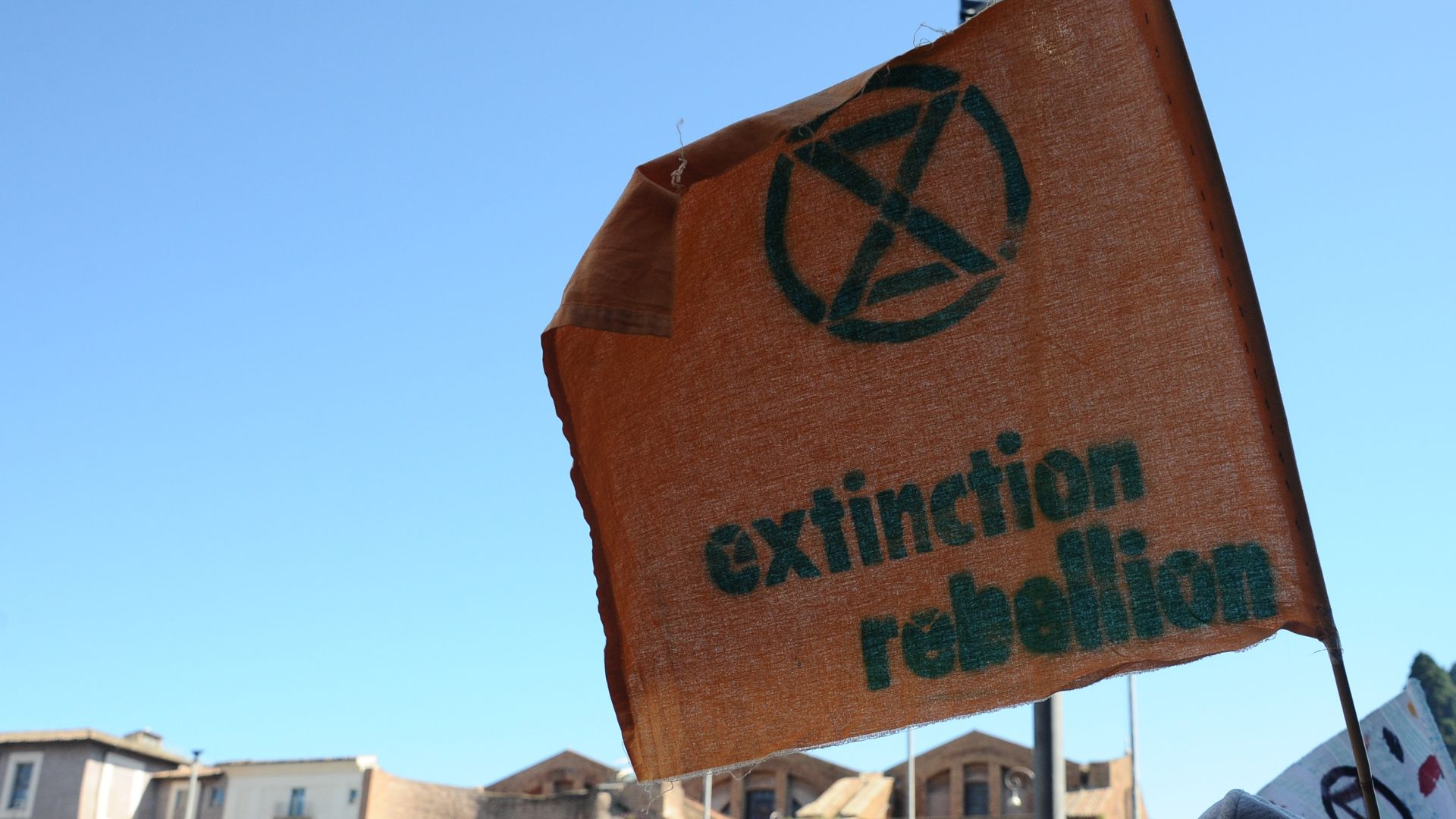 Blitz di Extinction Rebellion al laghetto dell’Eur: fermati otto attivisti