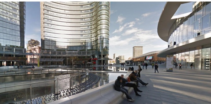 Milano – Accoltellata in piazza Gae Aulenti: l’aggressore ripreso dalle telecamere. Le indagini