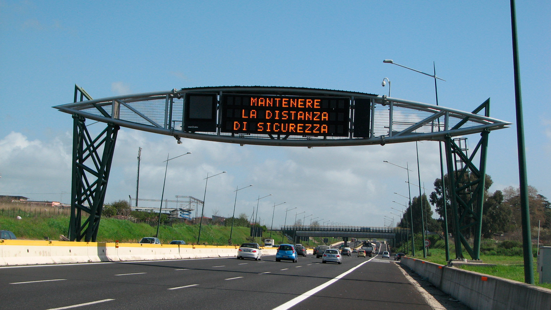 Roma, finto agente insegue e sperona l’auto di una donna: arrestato