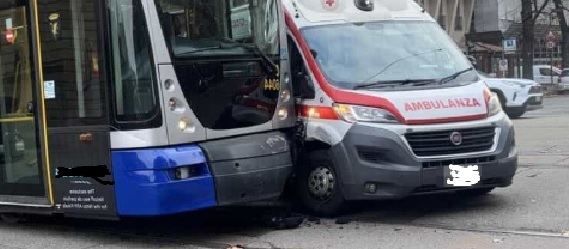 Torino – Scontro ambulanza-tram. Ci sono feriti: cosa è successo