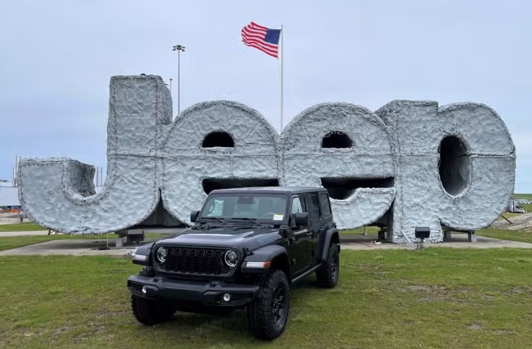 Stellantis richiama 320.000 SUV Jeep negli Usa per rischio incendio batterie: “Parcheggiate all’esterno”