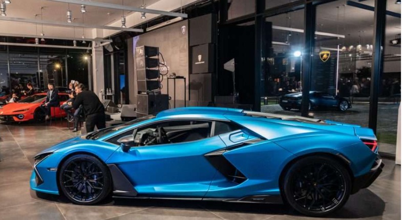 Torino – Lamborghini apre il suo nuovo showroom di lusso. Ed è già boom di ordini
