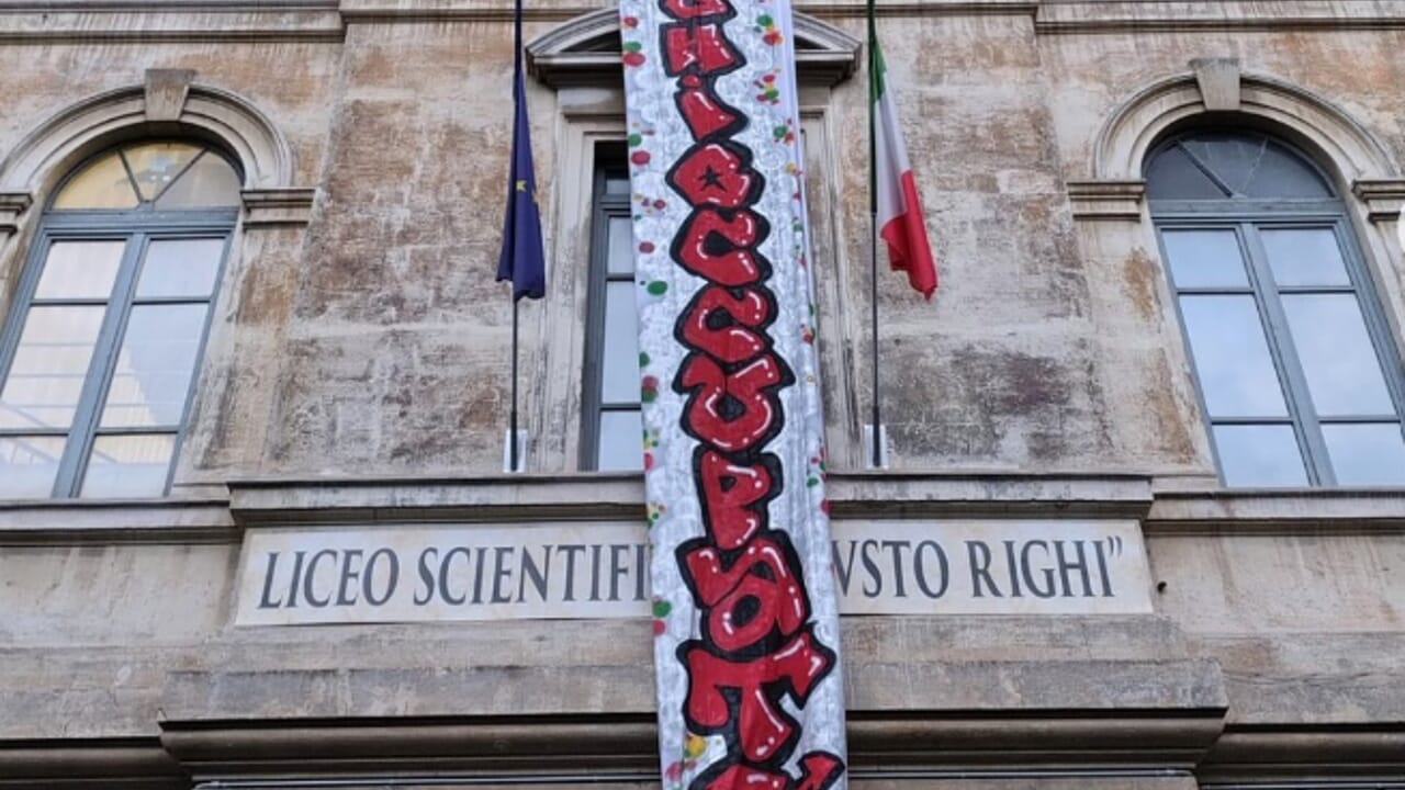 Raid neofascisti ai licei Righi e Tasso di Roma: perquisizioni per tre giovani