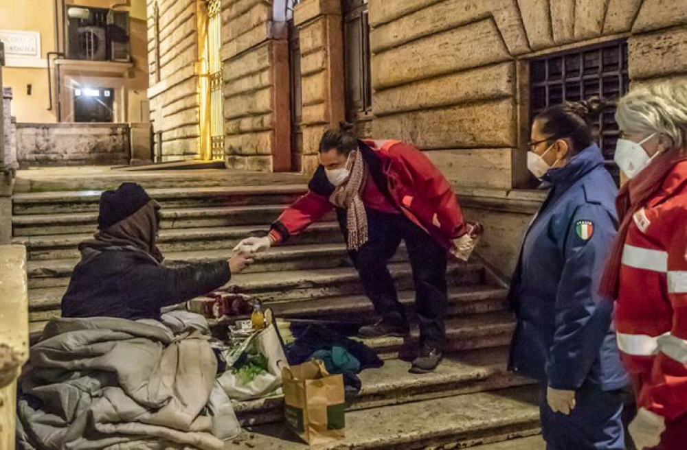 Povertà in crescita del 43% e salari in calo: il nuovo Rapporto Caritas