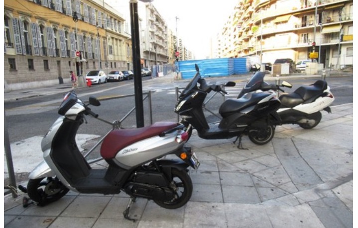 A Milano lotta a Moto e scooter sui marciapiedi – Aumenterà il numero delle multe: il piano