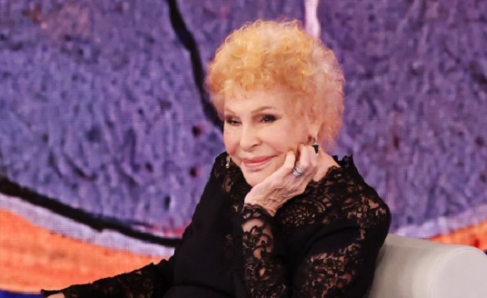 Milano saluta e celebra Ornella Vanoni – Lutto cittadino, lunedì i funerali