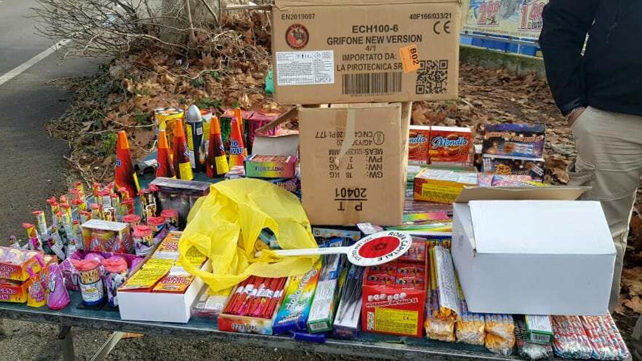 Roma, blitz contro i botti illegali: sequestrata una tonnellata di fuochi d’artificio