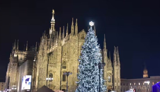 Milano – Acceso lo spettacolare albero di Natale in piazza Duomo: 29 metri e 100mila led