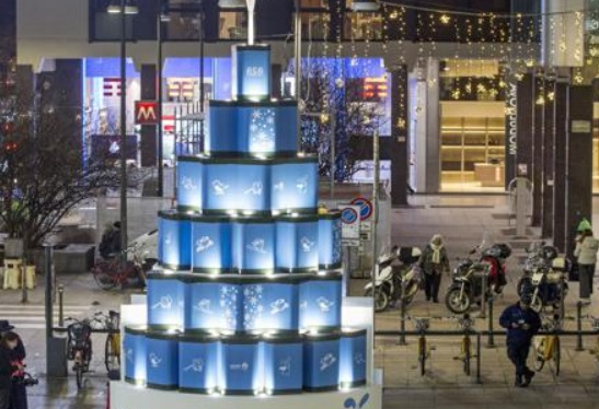 A Milano ‘spunta’ un albero di Natale davvero speciale, fatto con i cestini della spazzatura. Ecco dove