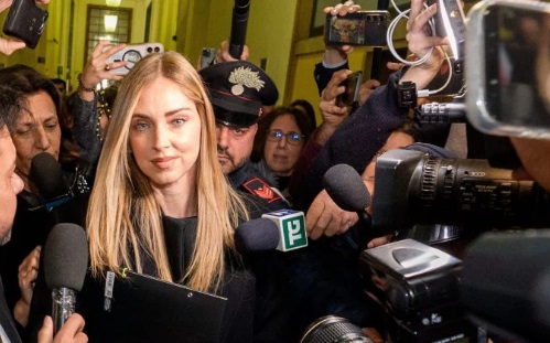 Milano – Chiara Ferragni oggi in Tribunale: rischia 1 anno e 8 mesi per il ‘Caso pandoro’. Le ultime