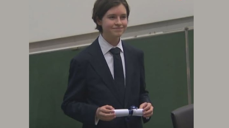 Dottorato in Fisica per il genio di 15 anni che studia l'”immortalità” –  “Studio perché non voglio che i bambini perdano i loro nonni”
