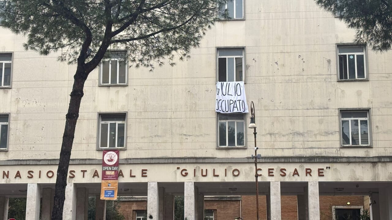 Liceo Giulio Cesare, stop alle gite e possibile 5 in condotta