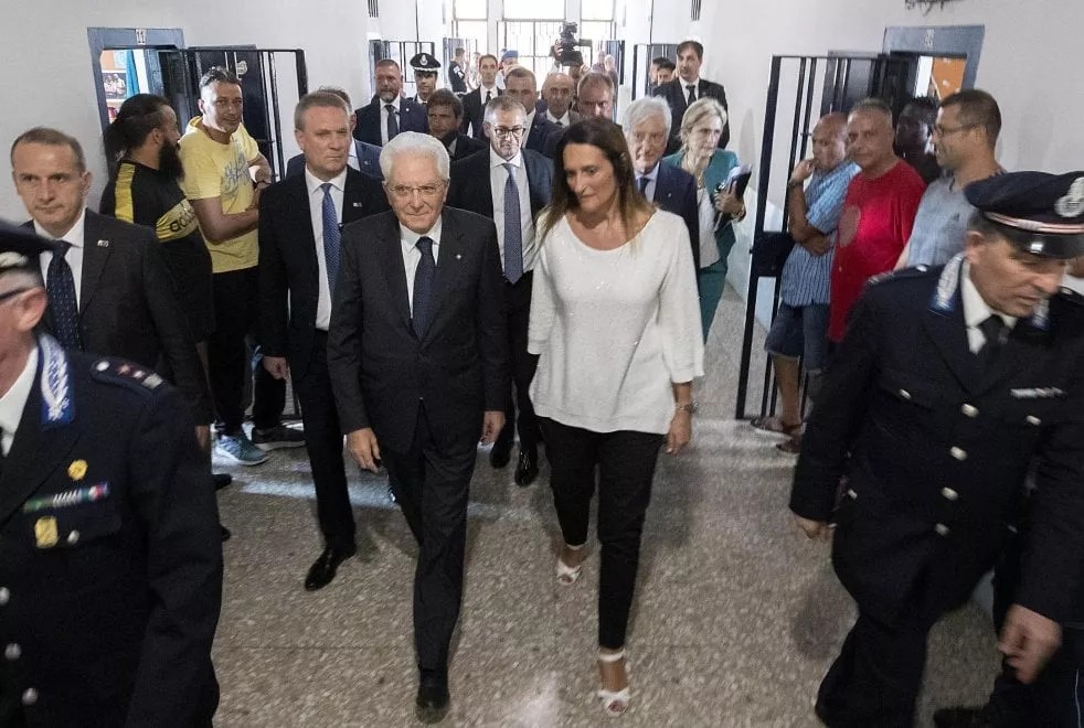 Mattarella in visita a Rebibbia: «Condizioni inaccettabili nelle carceri»