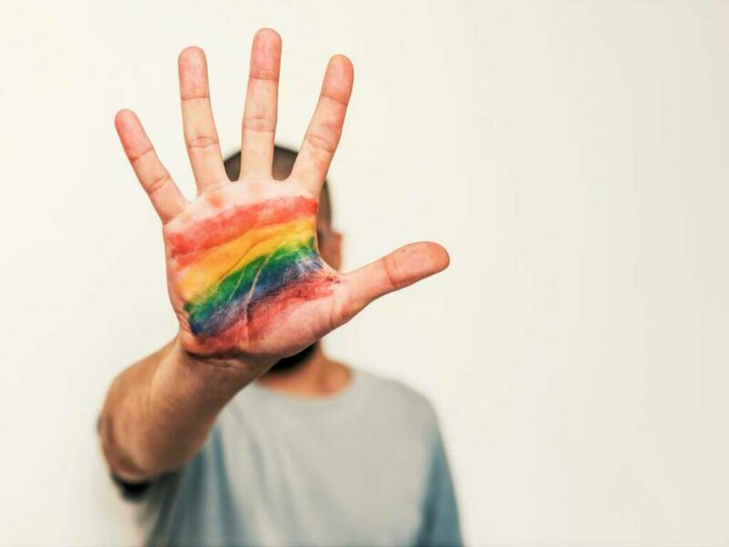Sono tre minorenni gli autori del pestaggio ai danni di un gay