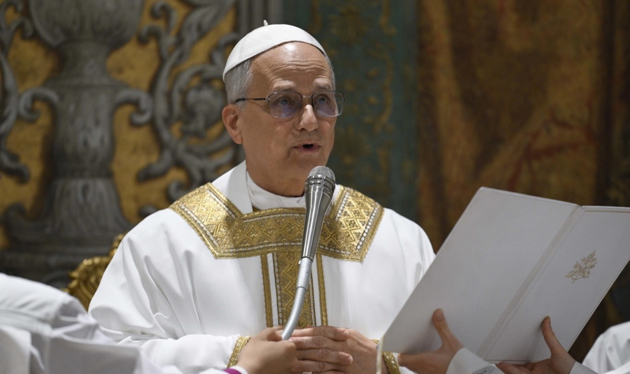 Il Papa alla messa di Natale: “Pensiamo alle tende di Gaza.  Fragile è la carne delle popolazioni inermi”