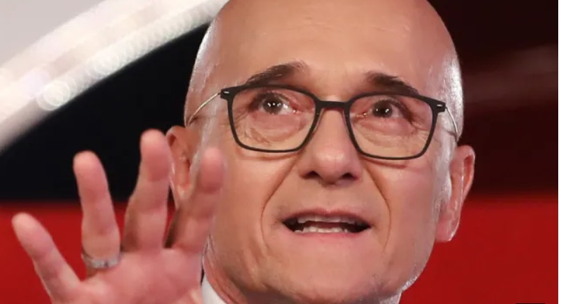 Alfonso Signorini indagato per violenza sessuale ed estorsione. La Procura apre il fascicolo: le ultime