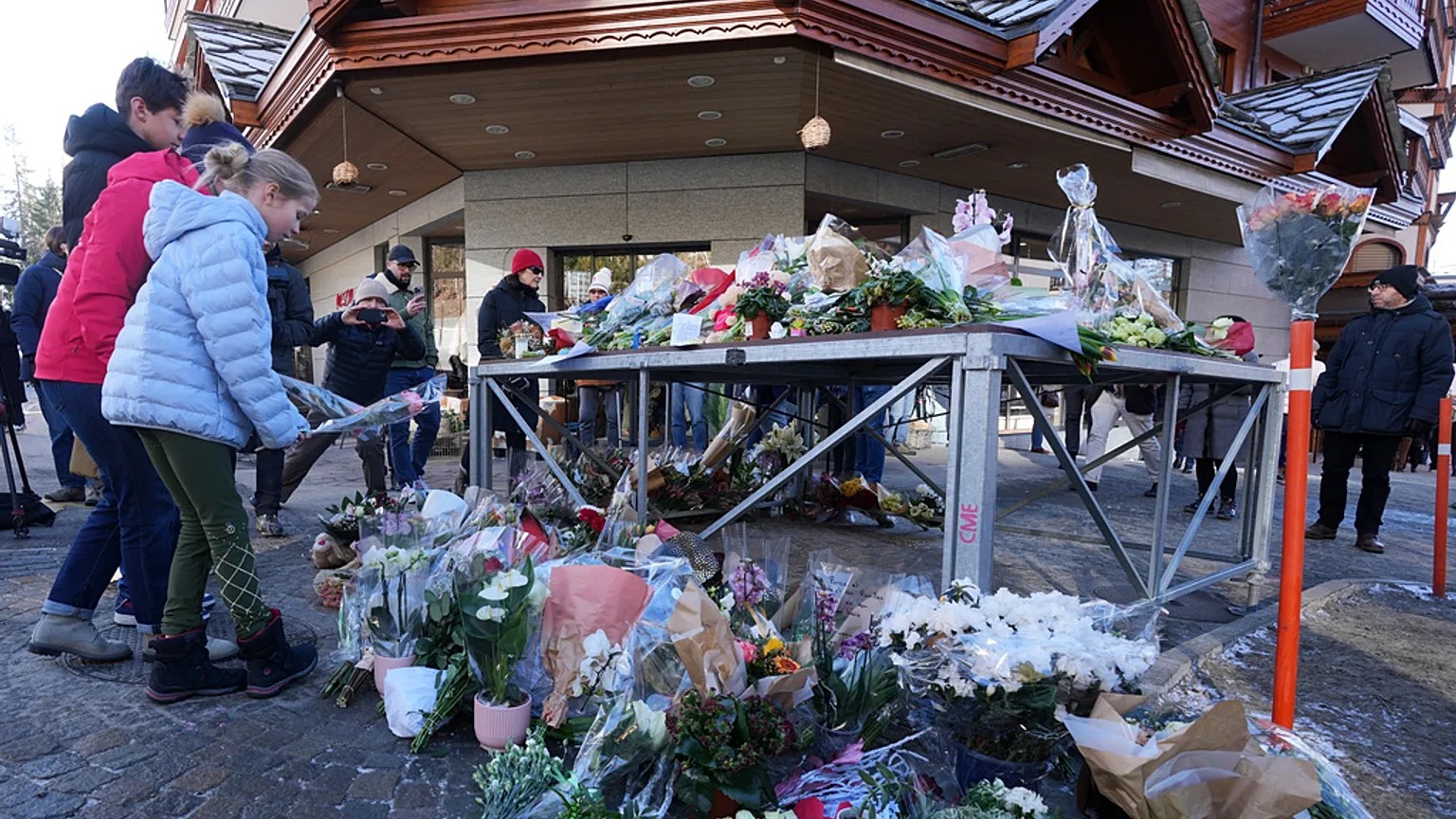 Crans-Montana: la Procura di Roma dispone le autopsie. Interrogati i gestori