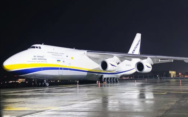 A Torino Caselle è atterrato il Il gigante ‘Antonov An-124’: è uno degli aerei cargo più grandi al mondo: “Uno spettacolo in volo”