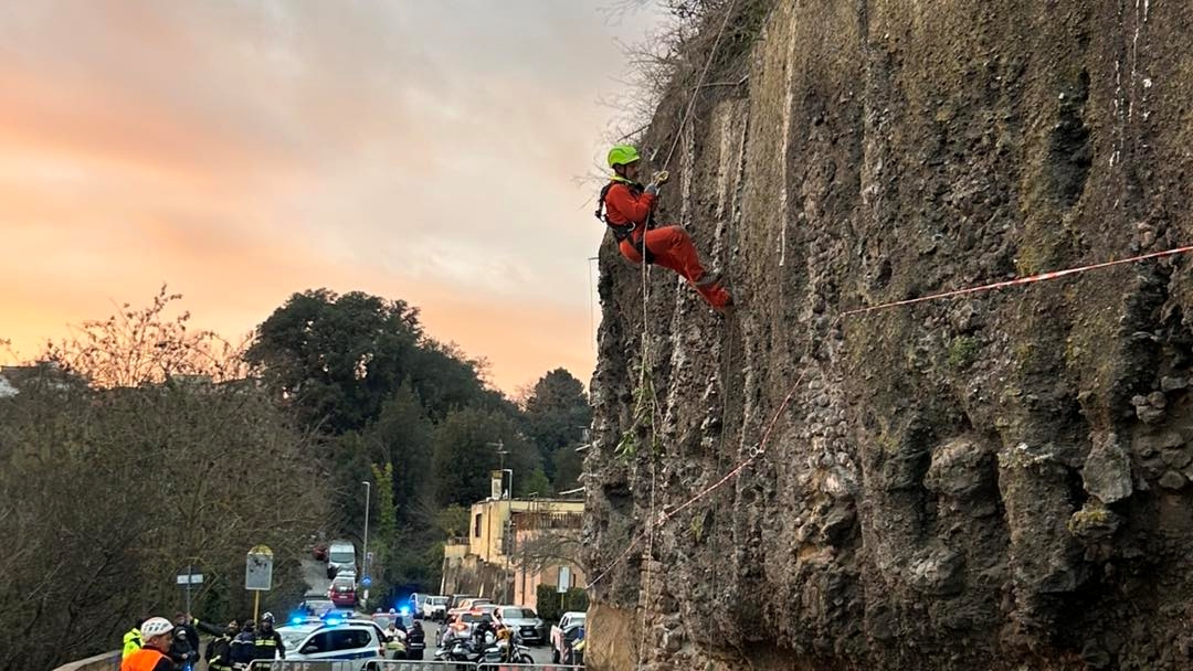 Una frana provoca la chiusura della strada per Isola Farnese