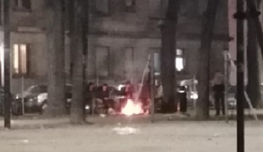 Torino – Giardini Alimonda fuori controllo: giovani vandali appiccano fuochi vicino alle panchine