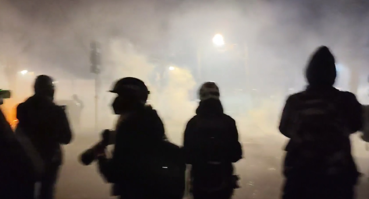 Torino – Guerriglia in corso Regina al corteo di Askatasuna: bombe carta, fuochi d’artificio e idranti. Cosa sta succedendo