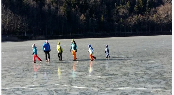 In Lombardia un luogo incantato, dove si pattina sul Lago ghiacciato: “E’ come Narnia”. Ecco dove