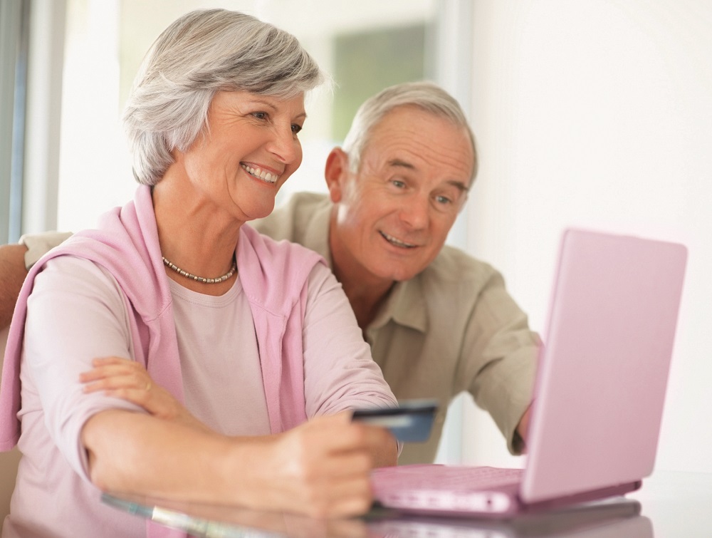 Nonni digitali e l’ansia da reperibilità: i rischi degli smartphone per gli over 65