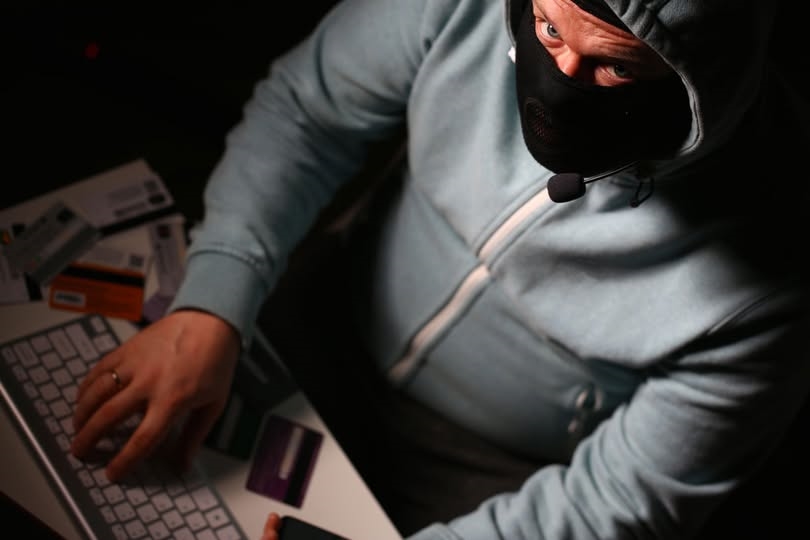 La stretta di Fratelli d’Italia contro gli odiatori sui social: basta anonimato e impunità