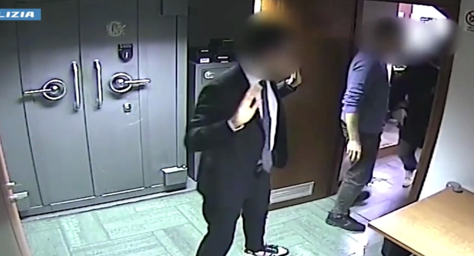 Torino – Armati di pistola rapinano banca. Uno di loro perde il berretto: due arresti