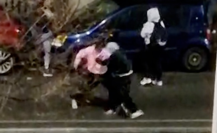 Torino – Maxi rissa all’alba in Barriera di Milano fra giovanissimi: pugni fra le auto. Cosa è successo