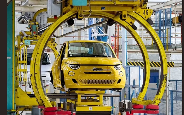 Torino – Assunzioni Stellantis: turni di notte e sabato al lavoro? I giovani dicono: “No grazie.” In molti vogliono il sabato libero. Il caso