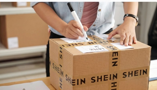 Arriva la tassa da 2 euro sui piccoli pacchi, ma anche la beffa. Le merci cinesi sono dirottate verso i Paesi che non l’hanno introdotta: “Più spostamenti in camion e inquinamento”