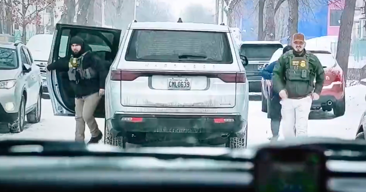 Giornalisti RAI minacciati da agenti dell’ICE : “Spaccheremo il finestrino e vi trascineremo fuori’