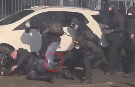 Poliziotto accerchiato e pestato: Meloni visita l’agente, ricoverato in ospedale. 29 feriti. Crosetto attacca: “Combattiamoli come le Brigate Rosse”